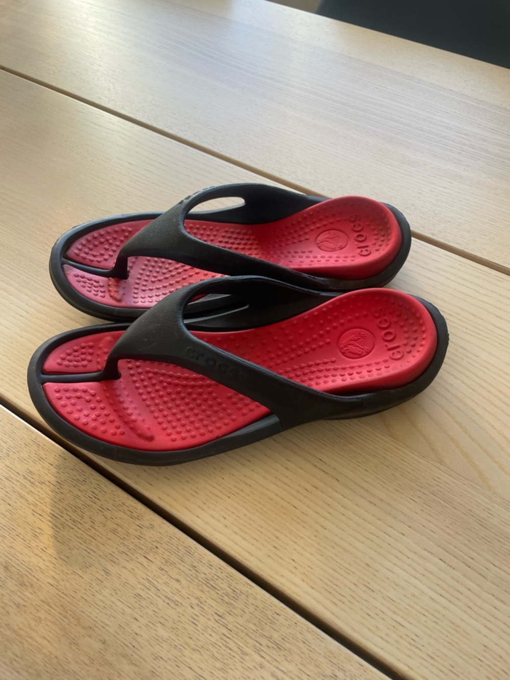 Crocs Swiftwater flip flops unisex red and black Croc ladies size 9 men’s size 7